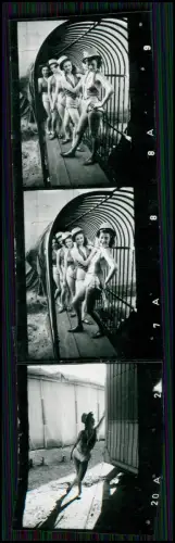 8x Foto 4x3cm - Frauen in Badeanzügen - im Zirkus Tunnel Tigerkäfig zur Manege