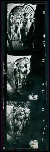 9x Foto 4x3cm - Frauen in Badeanzügen - im Zirkus Tunnel Tigerkäfig zur Manege