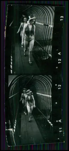 9x Foto 4x3cm - Frauen in Badeanzügen - im Zirkus Tunnel Tigerkäfig zur Manege