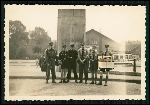 Foto Jungs kurze Hose - mit Rucksack in Ostpreußen - im Hintergrund Straßenbahn