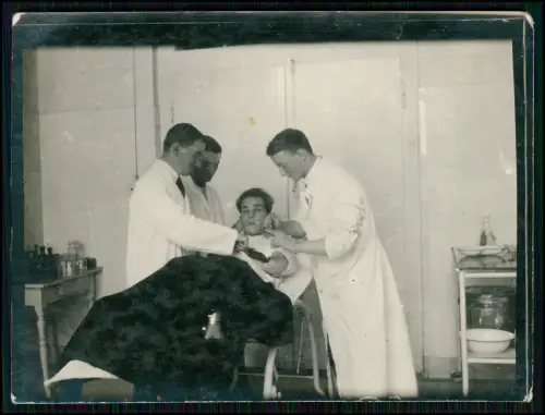 12x Foto - medizinische oder zahnmedizinische Behandlung - und andere um 1920
