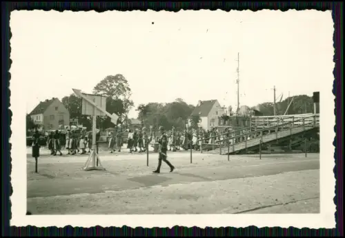 Foto - Ankunft in Ostpreußen - weiblich RAD - Boot Fähre am Anleger