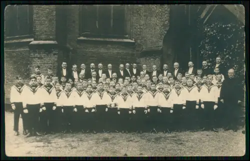 Foto AK - Knabenchor Begleiter   zahlreiche Jungs alle in Matrosenanzüge um 1920