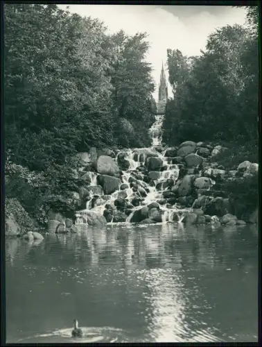 Foto 22x16cm - Berlin Kreuzberg - Blick von der Straße - Wasserfall und Denkmal