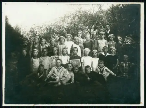 Foto 18x13cm Schulklasse Lehrer - ein Junge Kind hält Tafel mit Jahreszahl 1928