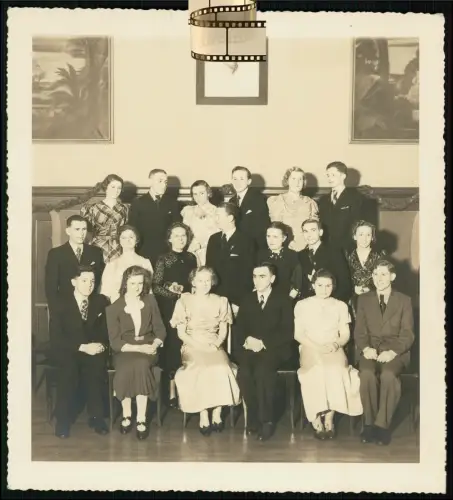 Foto 19x17cm - Gruppe junge Damen Jungs Männer - Hintergrund mit Bilder -um 1938