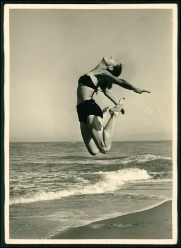 Foto 12x17cm - Junge Dame im Badeanzug am Strand riesiger Sprung ins Wasser 1935