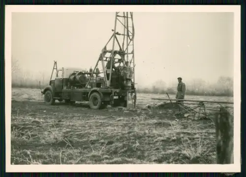 2x Foto DEA Deutsche Erdöl AG Henschel Magirus o.ä. Bohrturmaufbau in Frankreich