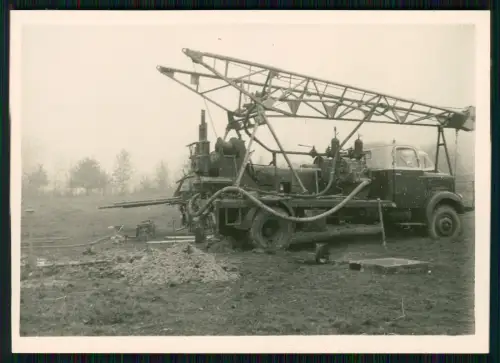 2x Foto DEA Deutsche Erdöl AG Henschel Magirus o.ä. Bohrturmaufbau in Frankreich