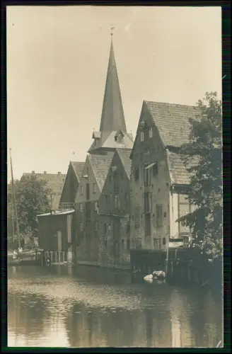 AK - Otterndorf Lr. Cuxhaven Gebäude Spitzdach im Hintergrund St.-Severi-Kirche