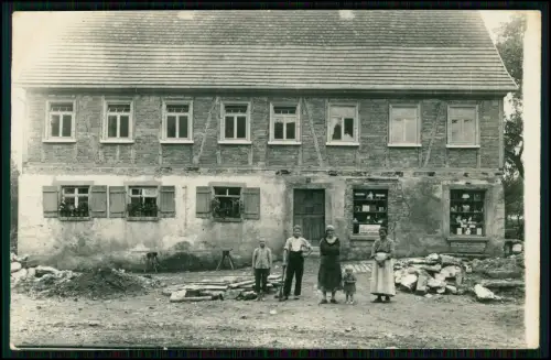 Foto AK - Bauernhaus Personen Familie - ländliches Geschäft Auslage - um 1910