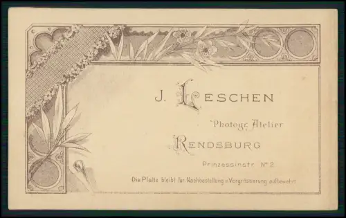 CDV - Fotografie J. Leschen, Rendsburg, Prinzessinstraße 2 Dame mit große Fliege