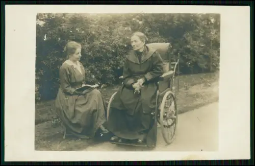 Echt Foto AK - Oma 1919 im nostalgischen Rollstuhl - mit Tochter im Park