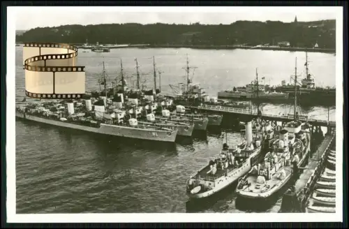 Foto AK - Torpedoboote - Halbflottille und Tender an der Pier - Raubtier-Klasse