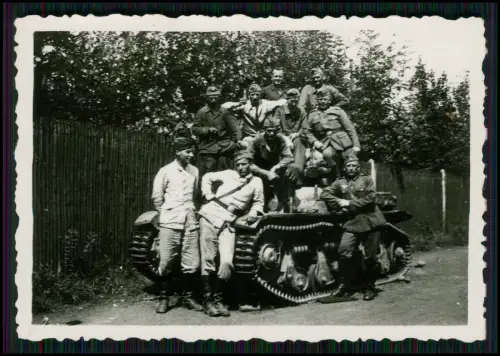 Foto - Soldaten Wehrmacht - mit Beute Panzer Tank