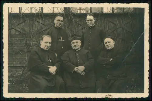 Foto AK - fünf Männer in geistlicher Kleidung - Polen Priester Bischof Kleriker