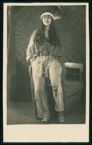 Echt Foto AK -  Portrait eines Indianers - Feder, Schmuck, lange Haare, Kette
