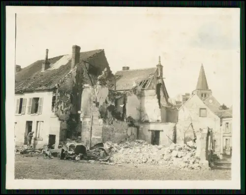 Foto - Wehrmacht - Kriegszerstörung Dorf mit Kirche - Frankreich 1940-41