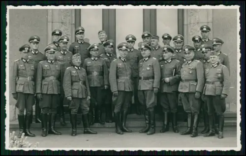 2x Foto - Soldaten Wehrmacht - Gruppenfoto vor Gebäude