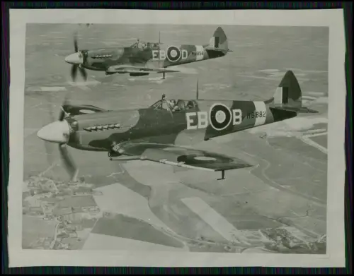 Foto - 2 Supermarine Spitfire Jagdflugzeuge 2.WK Royal Air Force - Foto n. 1945