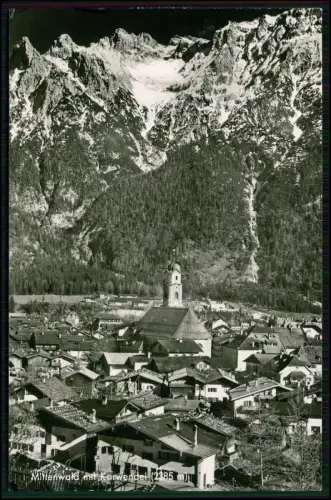 Echt Foto AK - Mittenwald mit dem Karwendelgebirge - Teilansicht Häuser Kirche