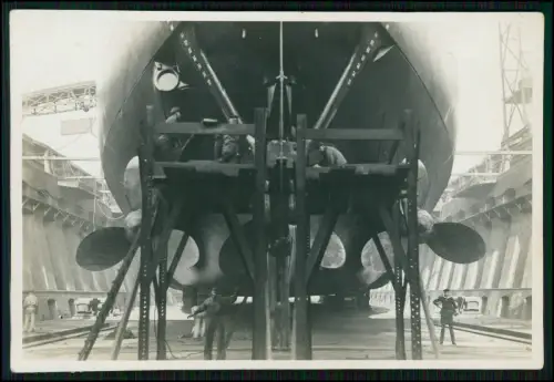 Foto - Kriegsschiff im Trockendock - Arbeiter Reparatur Schiffsschrauben Ruder