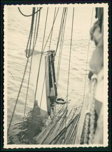 Foto - Kriegsschiff Besatzung bergen kleines Beiboot Gefecht Sturm oder Übung