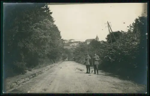 Foto 1. WK Frankreich - 2 Soldaten mit Hund Landstraße Hintergrund Dorf Kirche