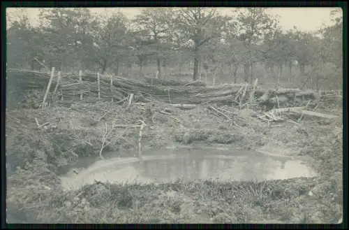 Foto AK 1. WK Granattrichter voller Wasser Deckung aus Reisig Pfählen Westfront