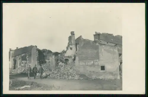 Foto AK 1.WK - Soldaten zerstörte Häuser Aufschrift  Abtln. Kmdr. bay. II/8 1918