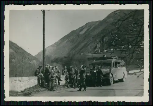 16x Foto - Soldaten Wehrmacht - mit Bus Omnibus Fahrzeuge und andere im Einsatz