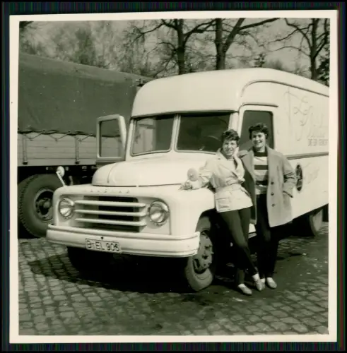 Foto - Zwei Frauen vor Hanomag Lieferwagen - Kennzeichen B-EL 906 Berlin 1959