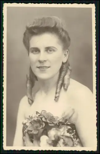 Foto AK - Porträt junge Frau - mit sorgfältig frisierten Locken und Blumenkleid