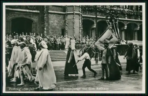 Foto AK- Berlin 700 Jahre Festzug 1937 - Rotes Rathaus Schusterjunge Symbolfigur