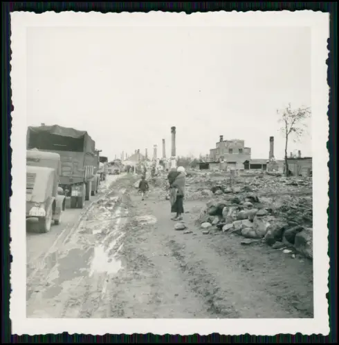 2x Foto Soldaten Wehrmacht - Kriegszerstörung Dorf in Polen Vormarsch Fahrzeuge