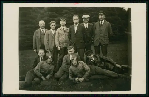 Foto AK Gruppe 12 Männer 2 tragen Fliegermütze - Text von 1929 .... Siegen ? NRW