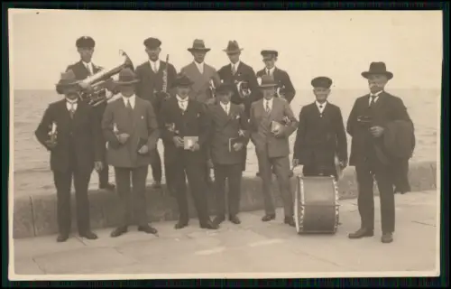 Foto AK Blaskapelle Musikverein 12 Männern Küstenpromenade Mole Nord oder Ostsee