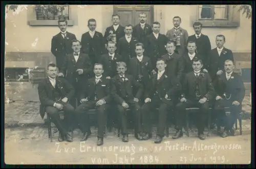Foto AK Gruppe Altersgenossen Jahrgangs 1884 - beim Jahrgangsfest 1909 Bierkrüge