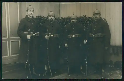 Foto AK Soldaten Pickelhaube und Gewehre - Krefeld Niederrhein - 1915 Feldpost