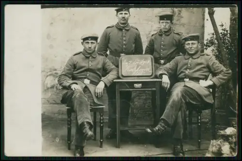 Foto AK Soldaten mit Schild die 4 lustigen Karlshoven Karlshöfen 1915 Feldpost