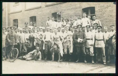 Foto AK Soldaten vor Kasernengebäude Wenn es Abend wird teils freier Oberkörper