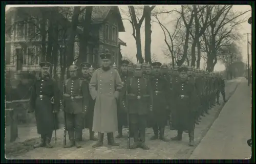 Foto AK Gruppe Soldaten Pickelhaube - Parademarsch auf Straße Kommandeur 1916