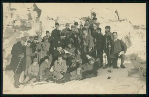 Foto AK - Gipfelbesteigung - Skigruppe im Schnee Felsen im Hintergrund - um 1938