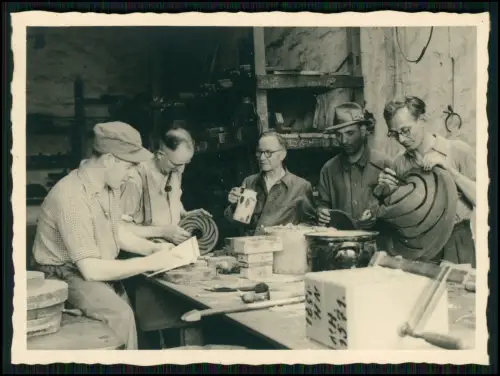 Foto Werkstattfoto 1949 Neuss Rheinland Männer getöpferte Sachen Keramik bemalen