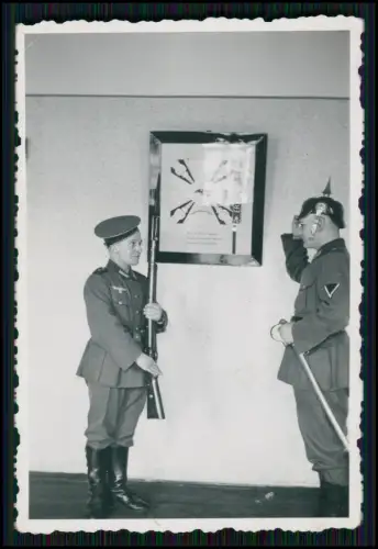 Foto - Wehrmacht-Soldat mit Gewehr Kamerad mit Pickelhaube posieren salutierend