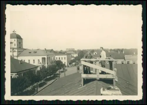 Foto Luftwaffe-Soldaten auf Dachplattform telefonierend Blick über Häuser Straße