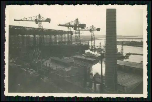 2x Foto - Wehrmacht - Französische Hafenwerft  - Kräne Schiffsneubauten u.a