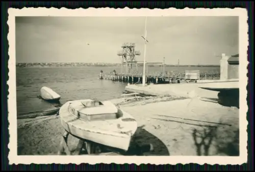3x Foto Wehrmacht Soldaten französische Küste Hafenanlagen Schiffe Strand u.a.