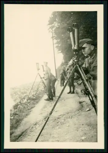 Foto Wehrmacht Soldaten am Scherenfernrohr - Gefechtsfeldbeobachtung im Gelände