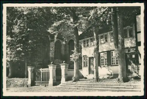Echt Foto AK - Ostseebad Burg Fehmarn - Weg zur Kirche, Fachwerkhaus im Schatten